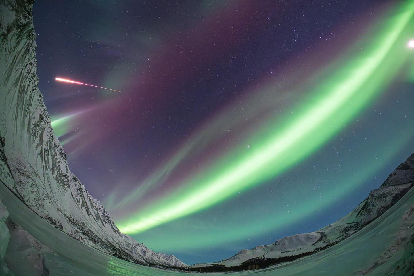 ITAP of the Aurora/Shooting Star in Alaska : r/itookapicture