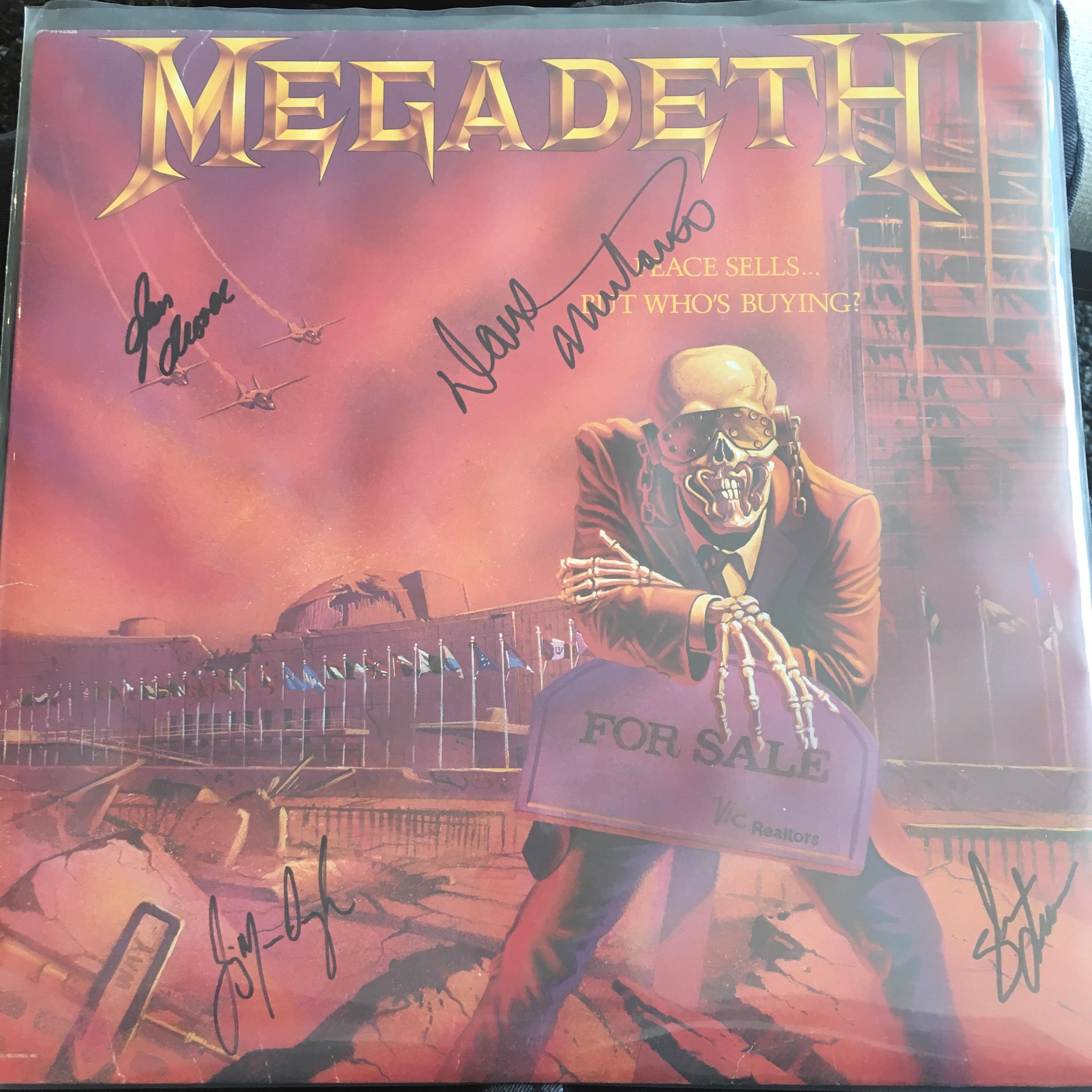 このメガデスのアルバムのサイン、誰のか特定するの手伝ってくれる