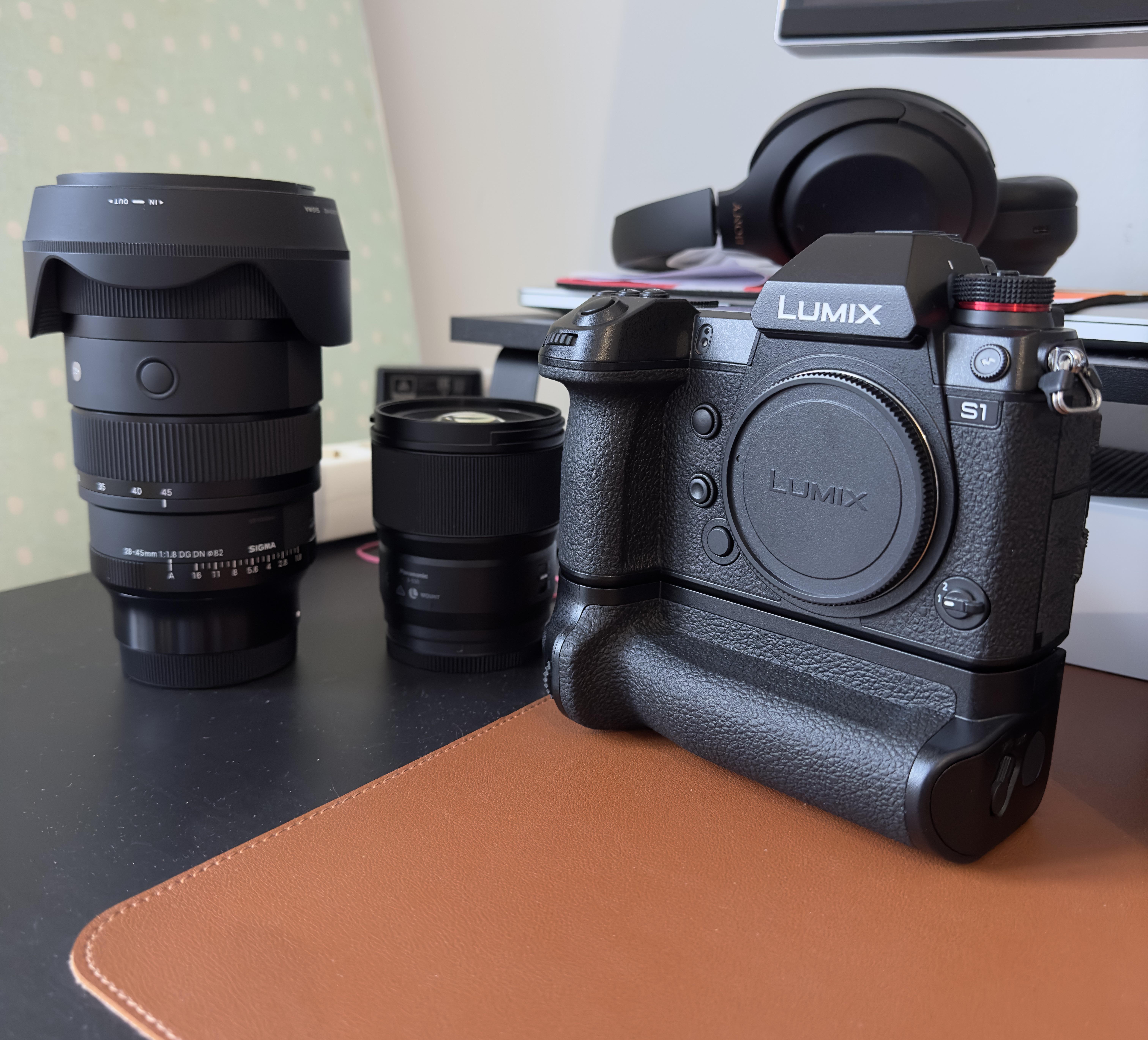 LUMIX s1 はバッテリーグリップをつけると、ずっと手に馴染む感じが