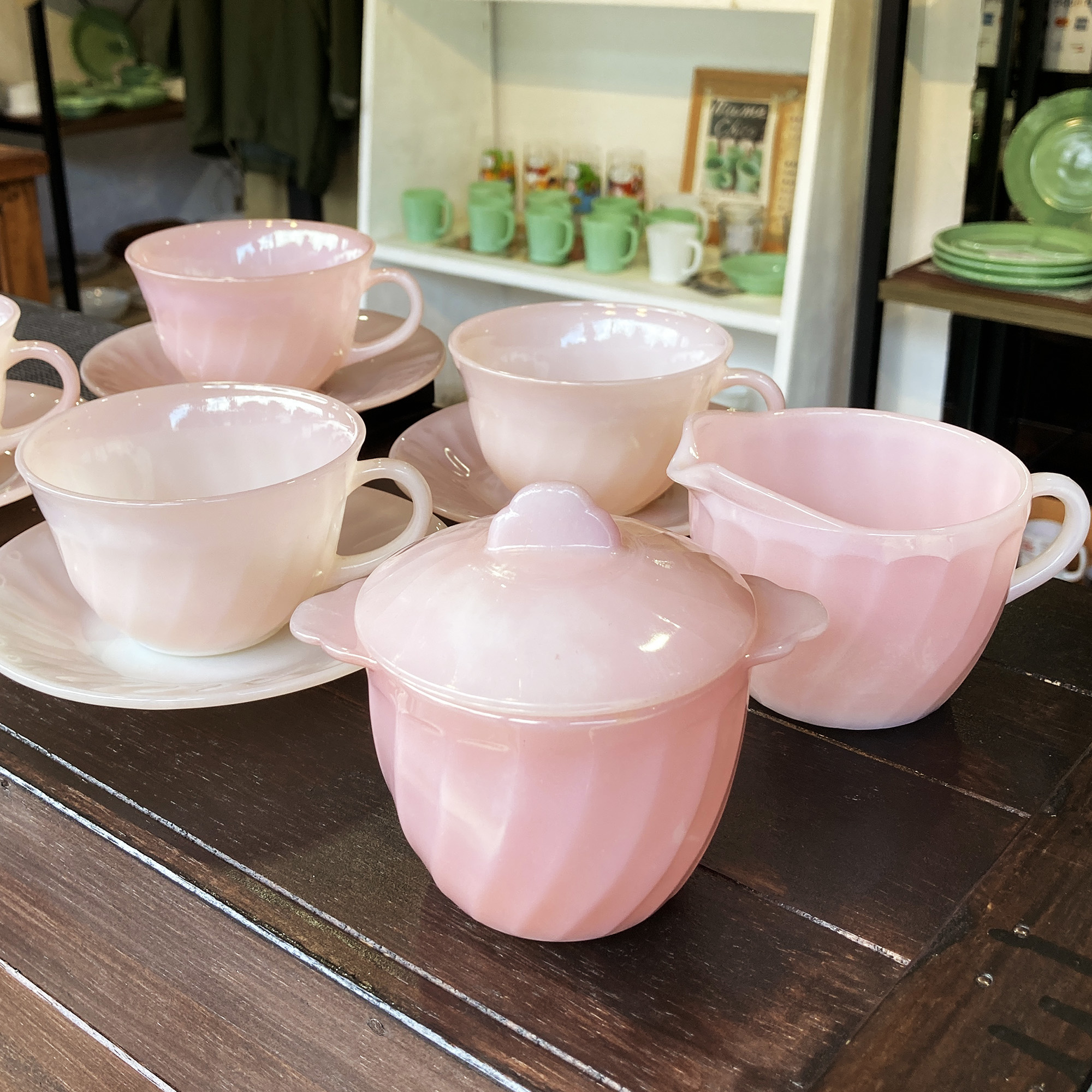 Fire-king 花のように優雅なピンクスワールの食器 | マメチコ