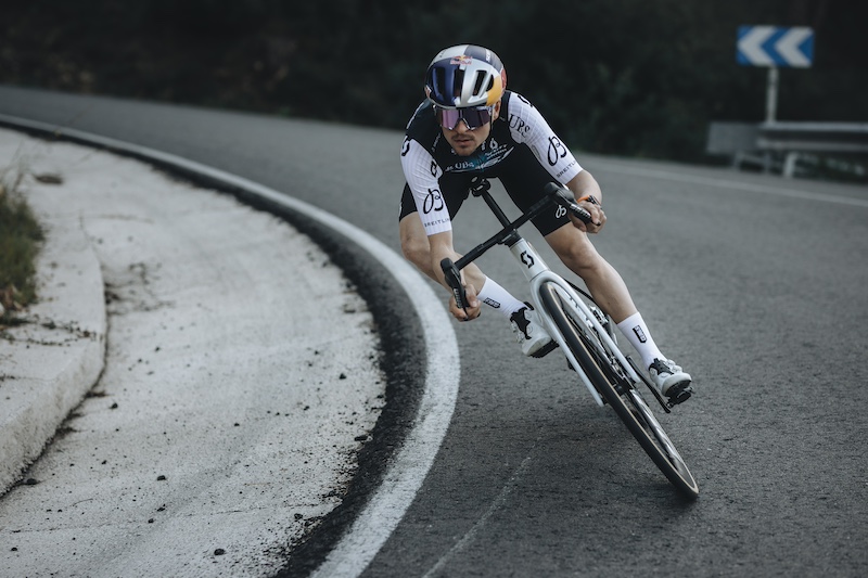 Q36.5チームジャージが発売開始…プロ仕様を揃えると10万円超 - PRESSPORTS