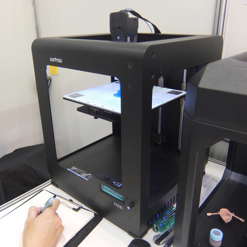 3Dプリンターを見てきた! Zortrax M200 はフィギュア製作などで人気の