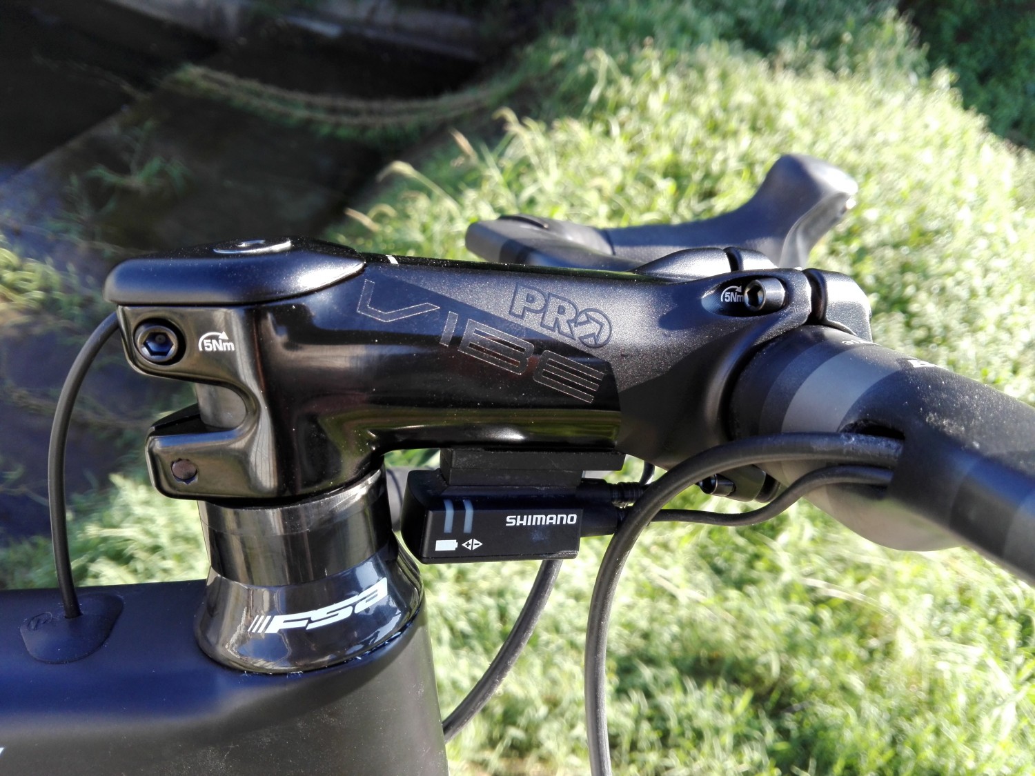 フルームも使うDi2ケーブル内蔵可能なエアロステム『PRO VIBE