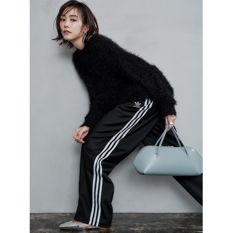 アディダス】の“3本ラインパンツ”がブーム！大人の着こなし3選 | VERY