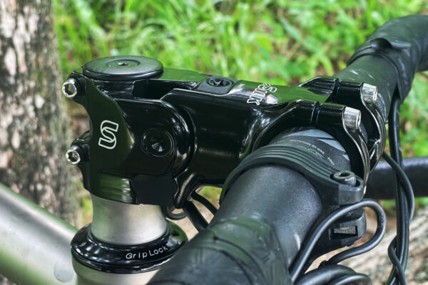 サスは重い”を覆す。グラベル専用サスペンション「INVERT」登場