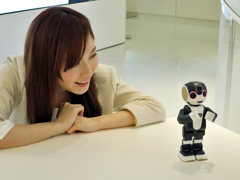 しゃべるし歌うし踊る！ とにかくかわいいロボット携帯電話「RoBoHoN