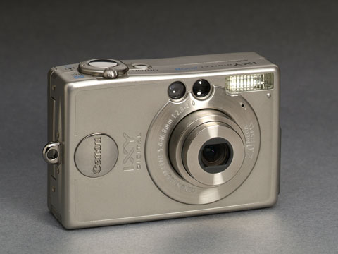 最初の完成形――キヤノン「IXY DIGITAL 200a」：矢野渉の「クラシック