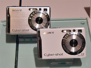 ついに光学式手ブレ補正機能を搭載したサイバーショット“W”「DSC-W80