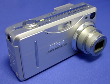 SD採用で“真のウェアラブル機”に――コンパクトニコン「COOLPIX 3700