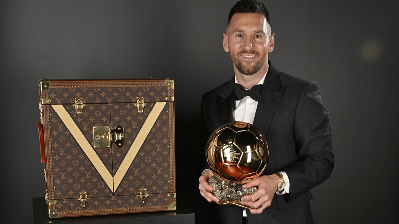 メッシ、バロンドール授賞式のタキシードは『ルイ・ヴィトン』製！妻も