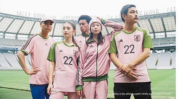 アディダスがNIGO®デザインによる桜餅のような色合いのサッカー日本