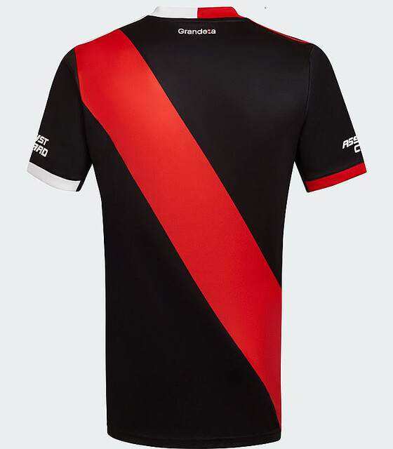 リーベル・プレートが23-24新ユニを発表！伝説の「純黒×赤タスキ」が