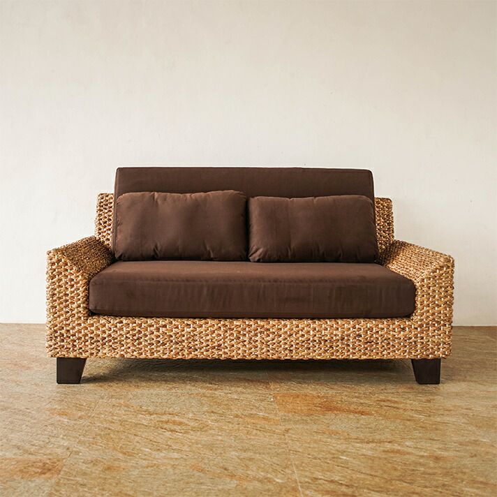 緩やかなカーブが上品なフォルムを演出する2人掛けヒヤシンスソファ