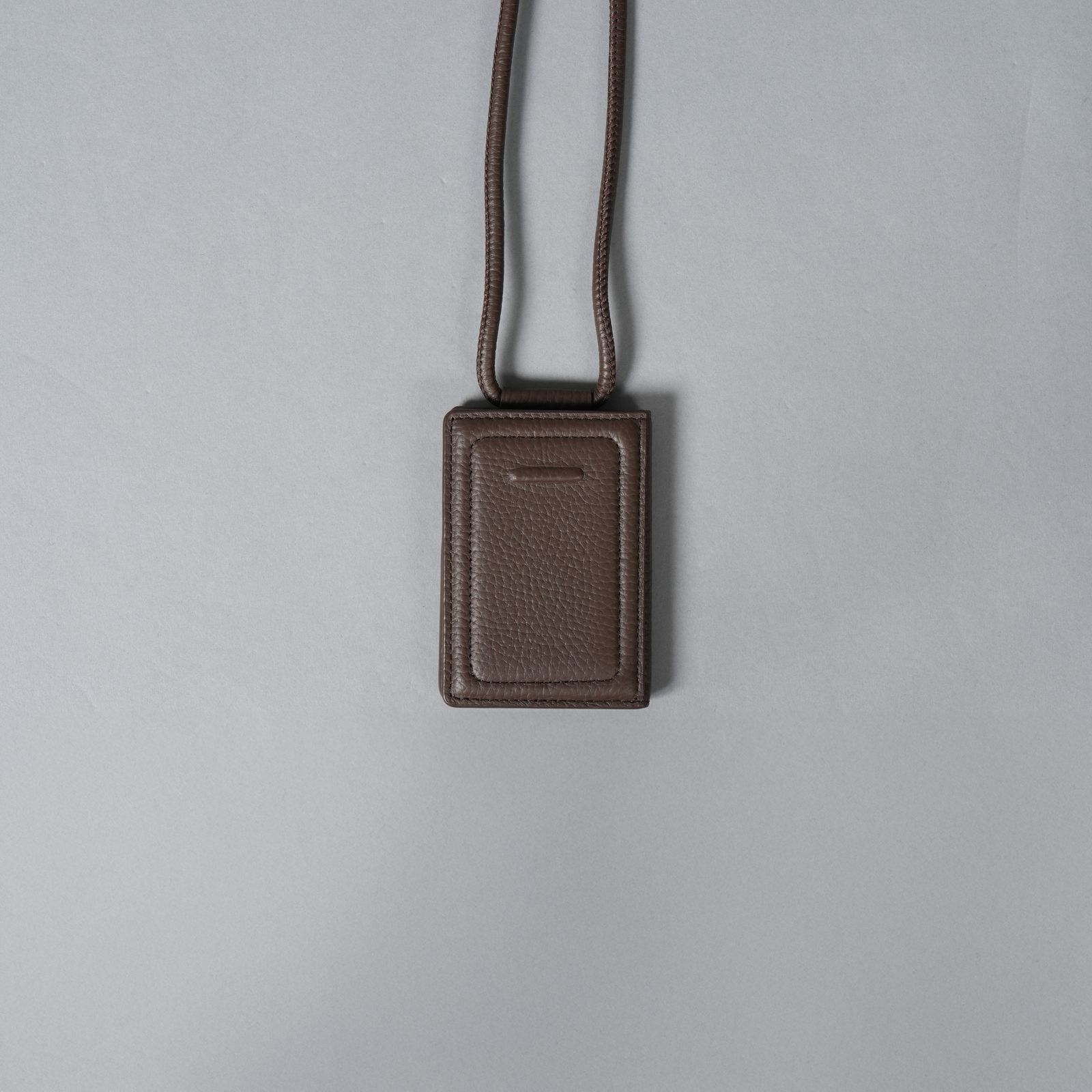 objcts.​io - レザーストラップ付iPhoneアクセサリー - カードケース