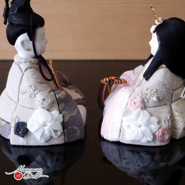 三世・金林真多呂作 正絹 本手刺繍 彩華雛 伝統的工芸品 国産杉飾台二