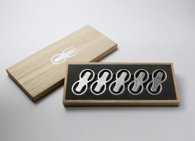 曲げる箸置 縁起の良い「8」 -能作