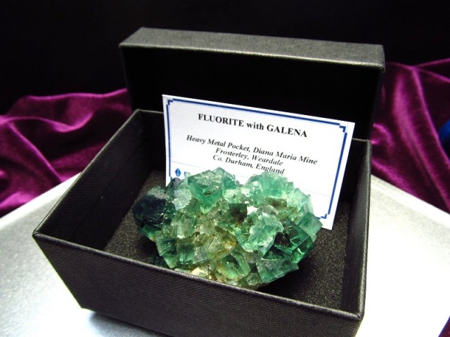 蛍光 フローライト 結晶 原石】重さ80.4g 最大幅約61mm 魅惑の逸品