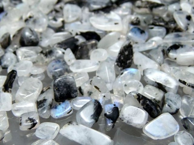 透明感&ブルーシラー ムーンストーン・バイオタイト さざれ 100グラム