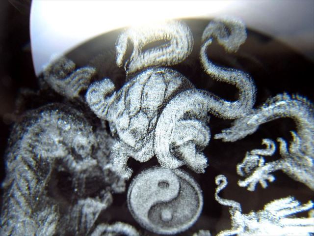 四大神獣陰陽 クリスタルガラス製 丸玉 専用台座付き 直径約80mm