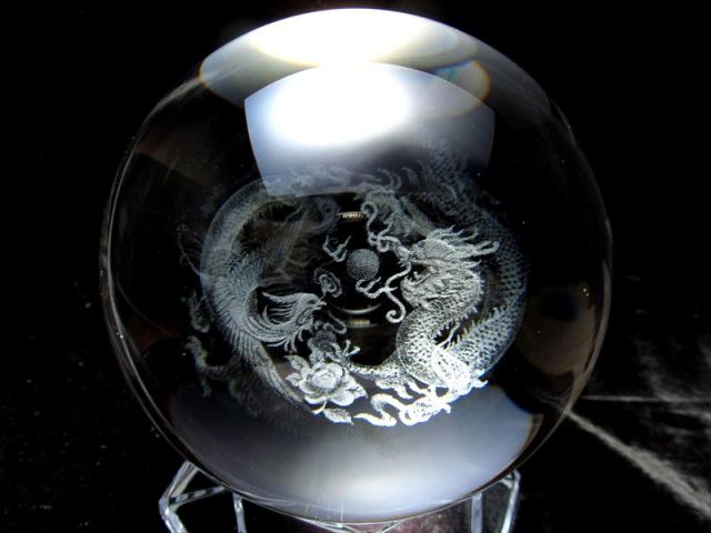 鳳凰と神龍 クリスタルガラス製 丸玉 専用台座付き 直径約80mm