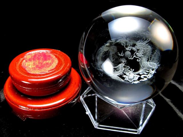 鳳凰と神龍 クリスタルガラス製 丸玉 専用台座付き 直径約80mm