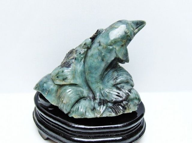 1.1Kgパワーストーン 天然石 エメラルド 手彫り イルカ 置物[T583-1183]