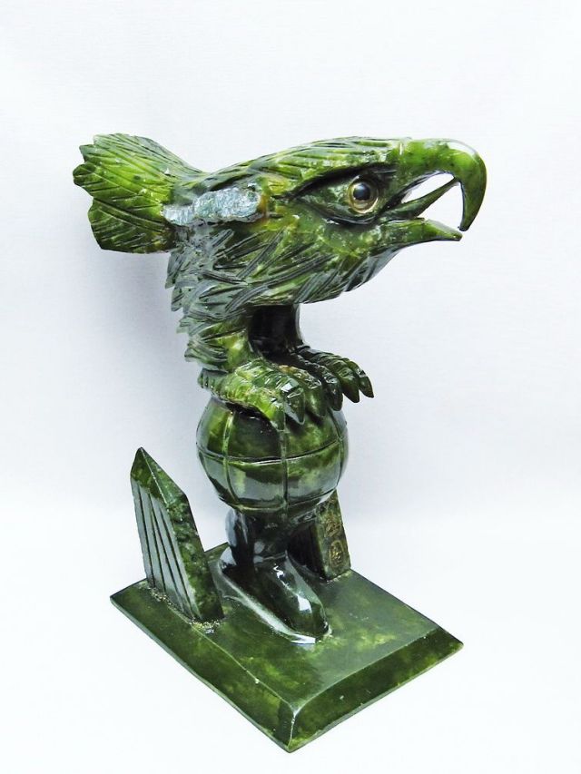 2.1Kgパワーストーン 天然石 インド翡翠鷹置物[T726-1490]