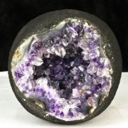 アメジストドームの年間取扱い量10,000本以上の銀座東道天然石専門店