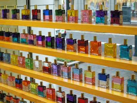 店内に色とりどり107種のボトル－広島・並木通りにオーラソーマ店