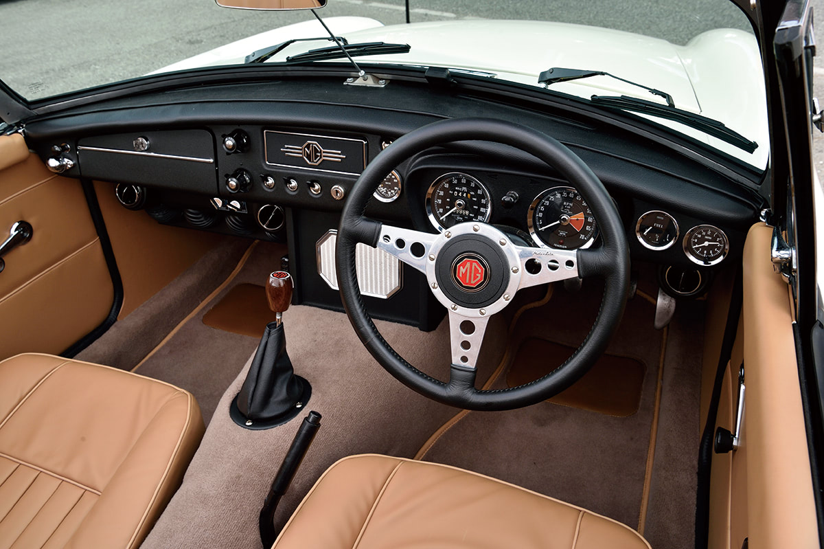 新品ホワイトボディで組んだMG-B【後編】後期用エンジンにクーラーも