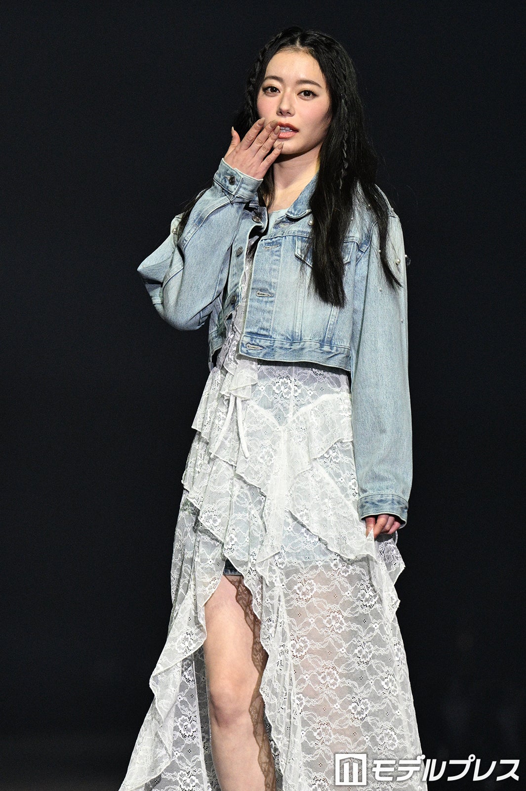 なごみ、レースワンピから美脚チラリ デニムレイヤードで軽やかコーデ