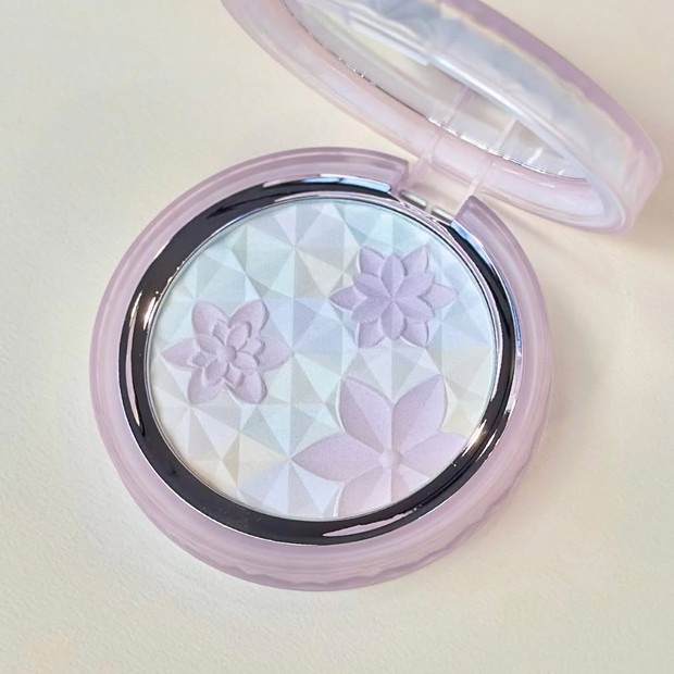 コスメデコルテ AQの名品パウダーから限定色が登場！ 透明感たっぷりの