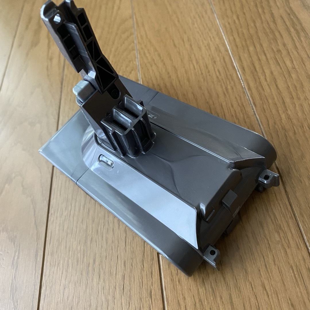 Dyson - ダイソン 掃除機 バッテリーv8 ジャンク品の通販 by まきつん