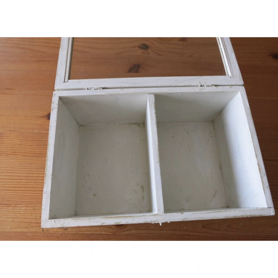 古家具、アンティーク、白いペンキの剥げたガラス蓋付き木製ボックス