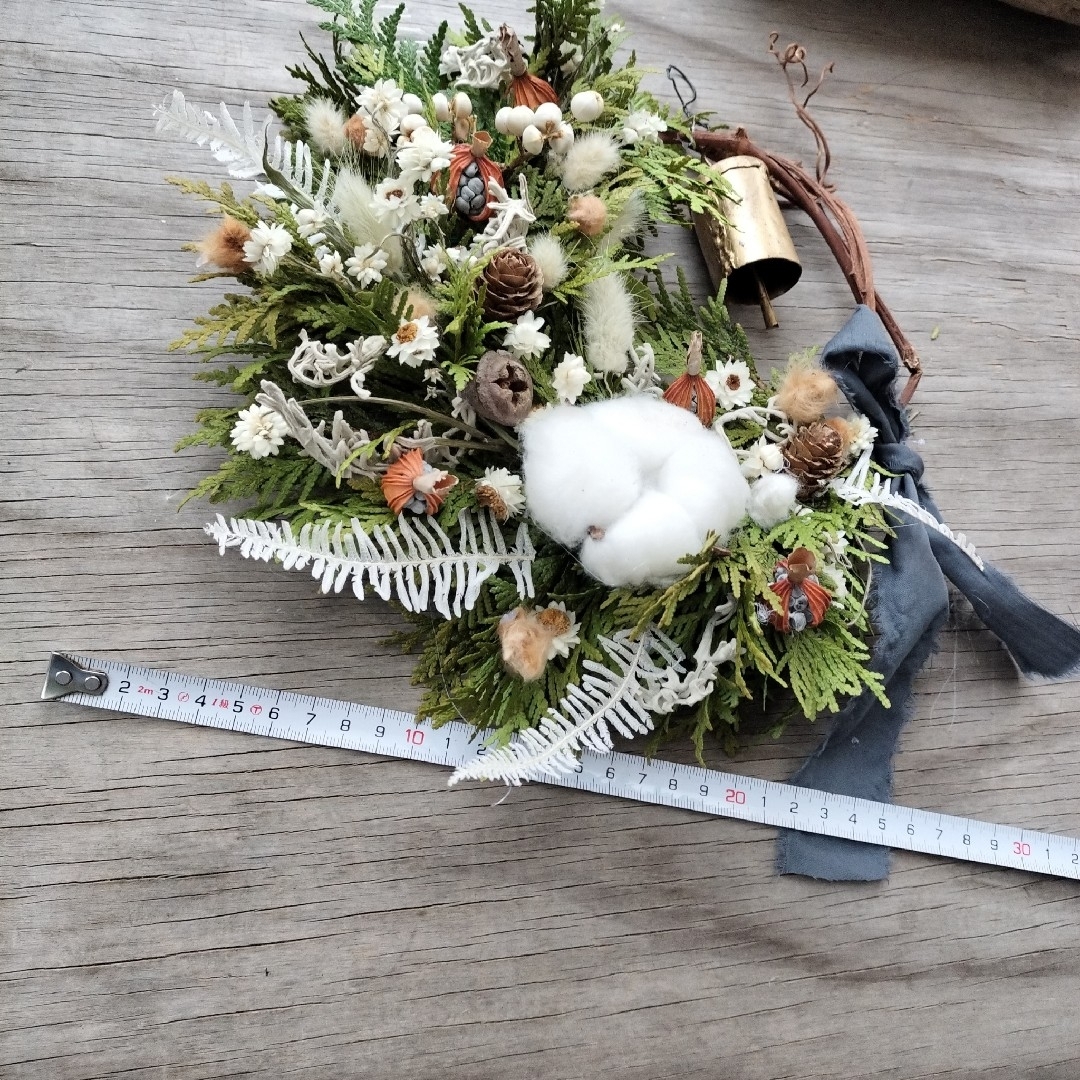 カウベルの優しい音色 木の実とコニファーの三日月リース クリスマスリース