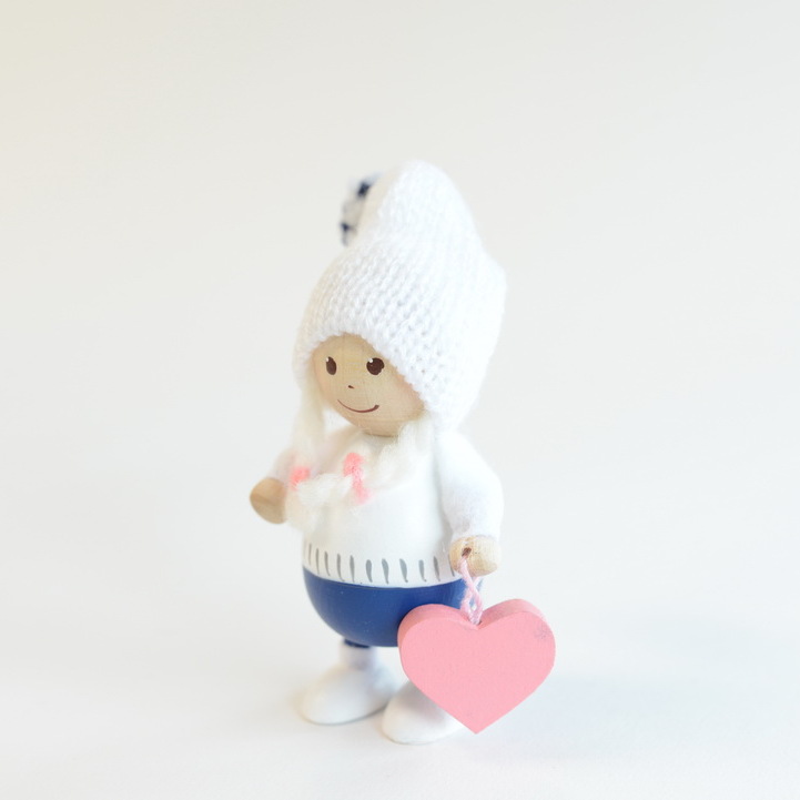 ノルディカニッセ ハートを持った白い胴長の女の子 (ノルディカニッセ