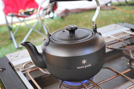 どこまで行くのか 我がキャンプ:スノーピークポイントギフトの黒やかん