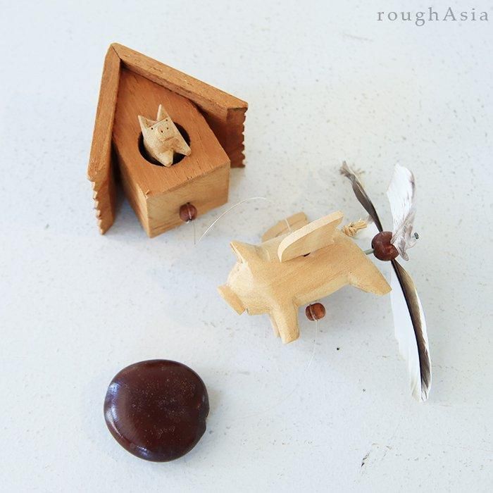 タイ》木製モビール - 浮き輪で遊ぶイルカの親子／風で羽がまわる