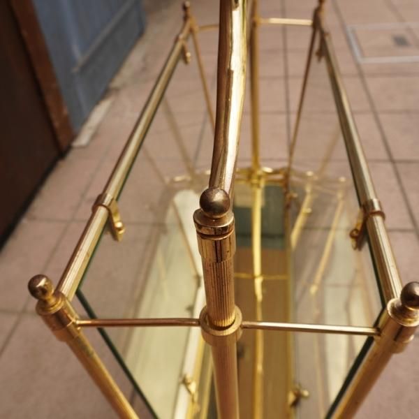 アンティークのマガジンラックです。ゴールドの輝きとガラスの透明感が