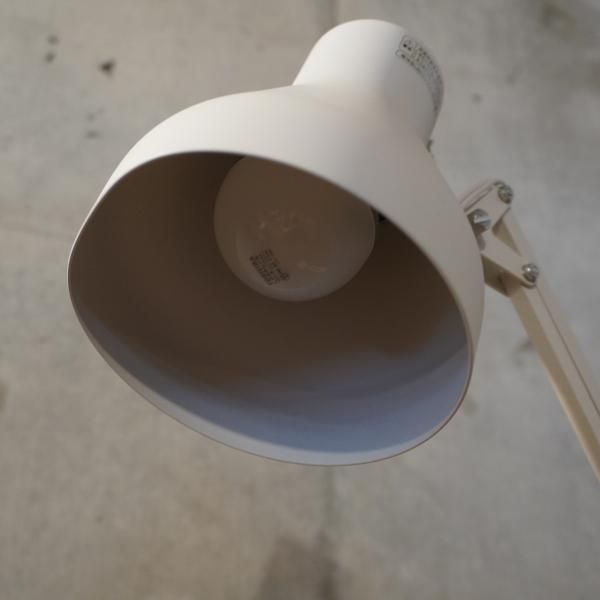 人気の無印良品(MUJI)よりLED アルミフロアライトです。高さや角度が
