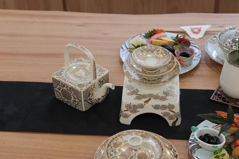 徳幸窯 錦クリーム釉金彩菊華紋 屠蘇器(台付)