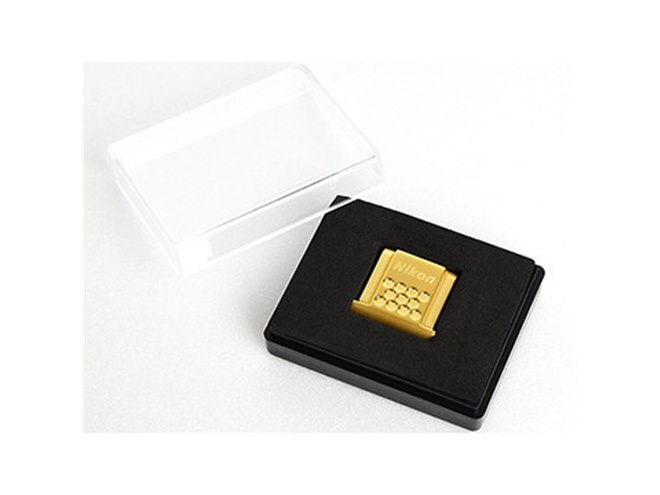 ニコン、ゴールド採用の「ステンレス製アクセサリーシューカバー」を