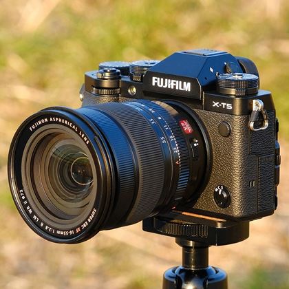 キヤノン「EOS Kiss X8i ダブルズームキット」が人気上昇中！ 価格下落