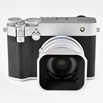 富士フイルムのクラシカルデザインのコンデジ「FUJIFILM XQ2」が人気