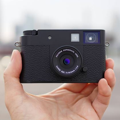 富士フイルムのクラシカルデザインのコンデジ「FUJIFILM XQ2」が人気