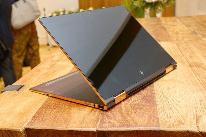 日本HP、第8世代Core搭載のスリムな“白パソ” 「Spectre 13」を発表