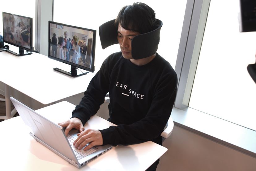 斬新すぎ！ 周囲の“ノイズ”を遮断する仕切り付きノイキャンヘッドホン