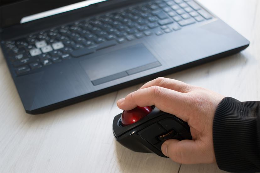 羽のように軽やかな操作！ 人さし指操作のトラックボール「DEFT PRO