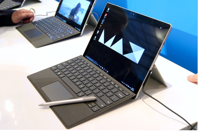 どっちにする？ 「Surface Pro 4」と「Surface Book」の国内発売