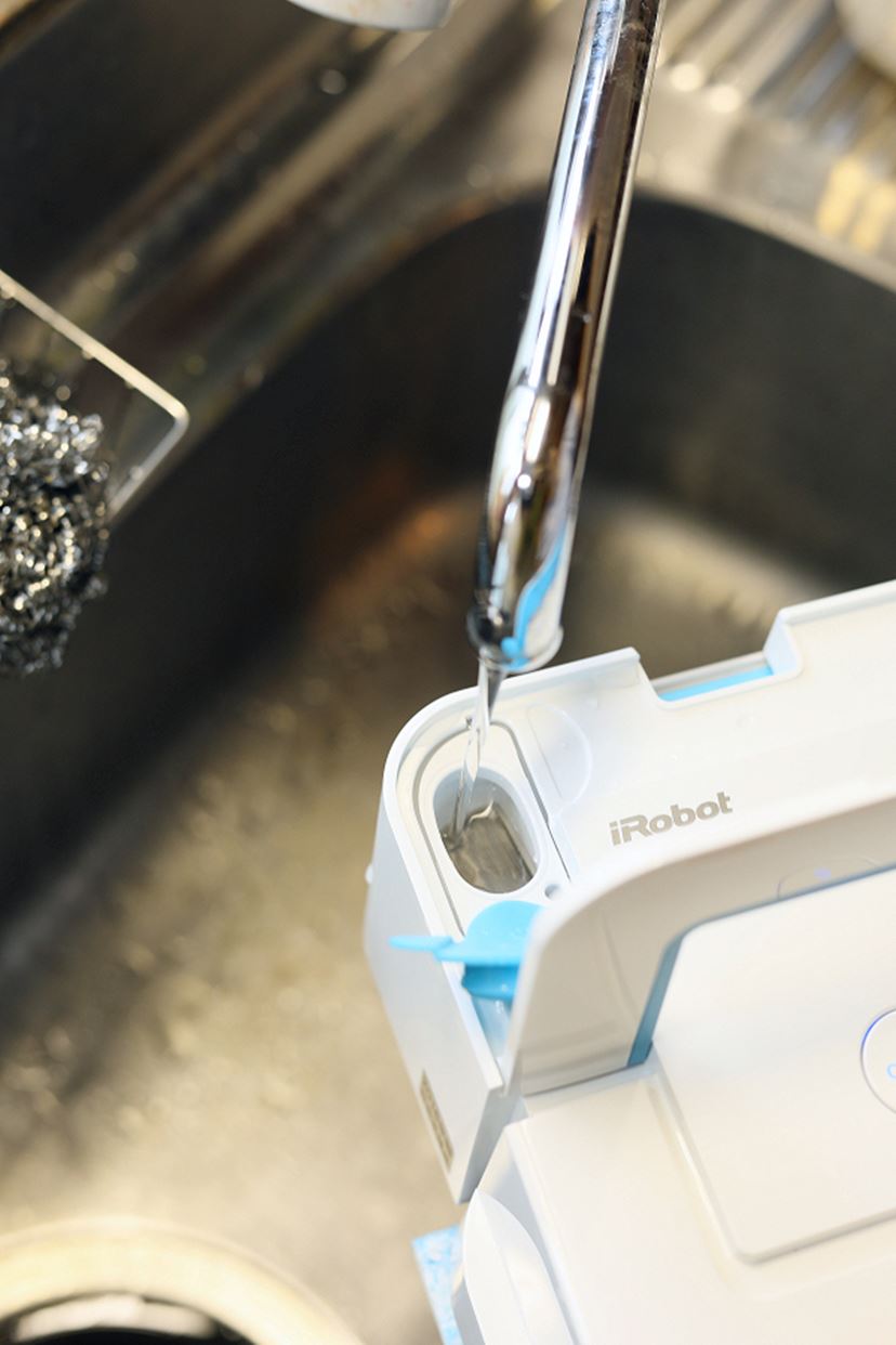 ピュッと水吹く！ 床拭きロボット「iRobot ブラーバジェット240」を